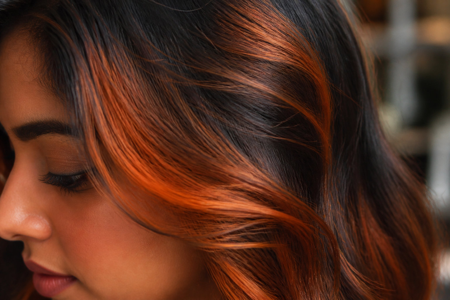 Pourquoi les nuances claires et les cheveux blancs sont plus exposés
